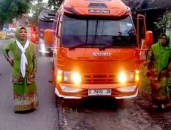 Polsek Laren Melaksanakan Pengamanan Pemberangkatan Ranting Muslimat Mengikuti Kongres di Surabaya