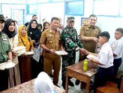 Sekda Takalar Tinjau Pelaksanaan Makan Bergizi Gratis (MBG) di SMP N 1 Mangarabombang