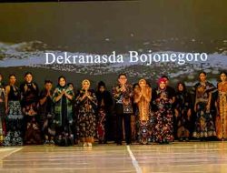 Tampil Harmoni, Dekranasda Bojonegoro Peragakan Wastra Batik Sukmaswasti