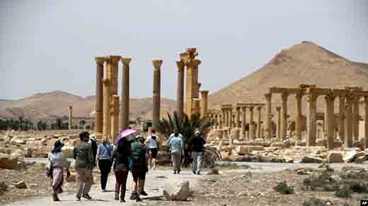 Warga Suriah Kembali Kunjungi Reruntuhan Palmyra Yang Dirusak Isis