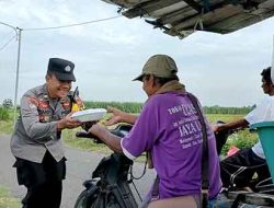 Wujud Kepedulian, Polisi Kediri Bagikan Nasi Kotak Gratis Kepada Masyarakat