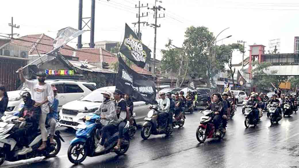Aksi konvoi motor di surabaya picu keluhan pengguna jalan