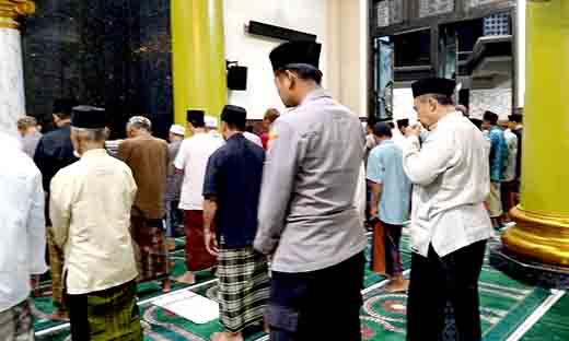 Anggota polsek babat laksanakan sholat tarawih berjamaah