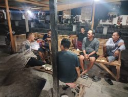 Anggota Polsek Laren Dialogis Kamtibmas Dengan Warga Masyarakat Yang Berapada di Warung Kopi