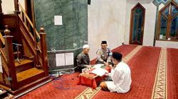 Anggota polsek laren giat tadarus al qur’an bersama warga di bulan ramadhan