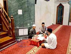 Anggota Polsek Laren Giat Tadarus Al Qur’an bersama warga di bulan ramadhan