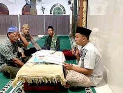 Anggota Polsek Laren Melaksanakan Tadarusan di Masjid Al-Muhajirin Bersama Ta’mir