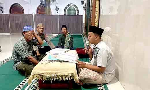 Anggota polsek laren melaksanakan tadarusan di masjid al muhajirin bersama ta'mir