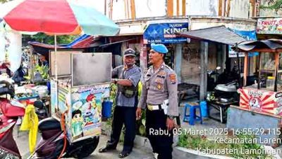 Anggota polsek laren sambangi pasar takjil ramadhan