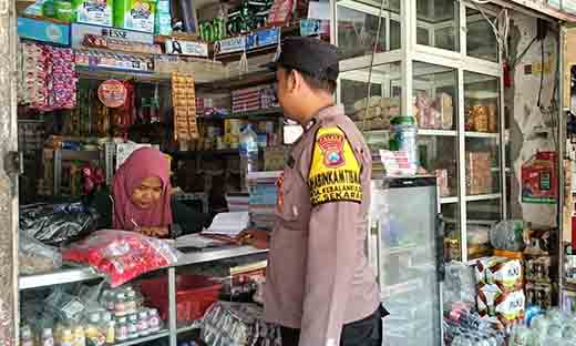 Anggota polsek sekaran sambang para pedagang berikan himbauan kamtibmas