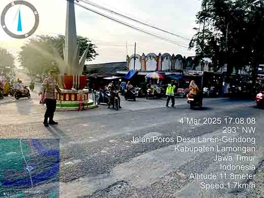 Antisipasi kemacetan jelang berbuka puasa anggota polsek laren lakukan pengaturan arus lalulintas