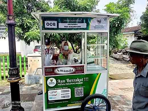 Bantuan gerobak baznas ngawi makmur juga dinikmati warga luar ngawi