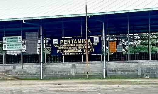 Bau menyengat dari pusat pemeliharaan tabung gas elpiji resahkan warga. manajemen terkesan cuek