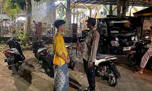 Beri rasa aman saat sholat tarawih polsek laren laksanakan pengamanan