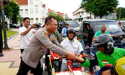Berkah ramadan kapolrestabes surabaya bagikan 300 paket takjil