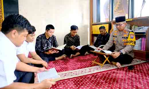 Bersama warga ngawi, kapolres melaksanakan