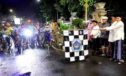 Bupati lamongan lepas 456 pesepeda untuk gowes malam ramadan