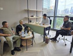 Buya yahya (kedua dari kiri) saat berkunjung ke kantor pt. tmms, disambut oleh presiden komisaris pt. tmms, wimba prambada (kedua dari kanan) dan ceo pt. tmms, herryan syahputra (paling kanan)