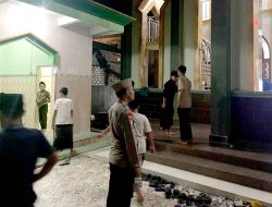Demi Terlaksananya Sholat Tarawih yang Kondusif Anggota Polsek Laren Laksanakan Pengamanan