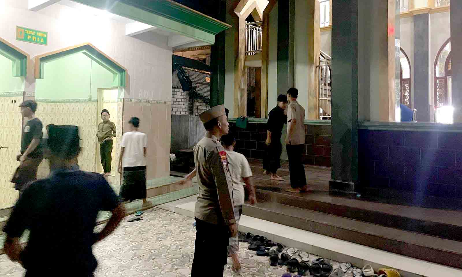 Demi terlaksananya sholat tarawih yang kondusif anggota polsek laren laksanakan pengamanan