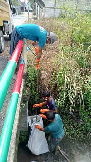 Evakuasi bangkai kambing di saluran air, dlh ngawi pasang tarif 225 ribu