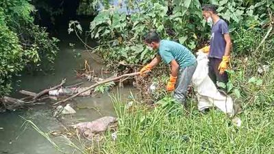 Evakuasi bangkai kambing di saluran air, dlh ngawi pasang tarif 225 ribu 2