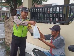 Polsek Gampengrejo membagikan takjil gratis kepada pengguna jalan yang melintas
