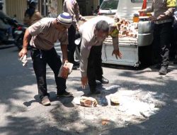Cegah Laka Lantas, Polisi Tambal Jalan Berlubang di Pasuruan yang Tak Kunjung Diperbaiki