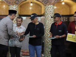 Baksos Polri Presisi Polresta Malang Kota Bersama Mahasiswa Bersihkan Masjid Hingga Beri Bantuan Sembako