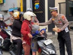 Personel Satlantas Polres Kediri membagikan ratusan takjil gratis ke pengendara untuk berbuka puasa. Bagi takjil itu dilakukan di depan Mapolres Kediri, pada Minggu (2/3/2025)