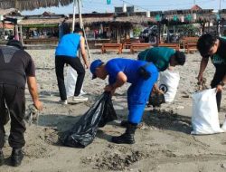 Refleksi HSN Polisi dan Mahasiswa UIM Bersihkan Sampah di Dermaga Branta Pesisir Pamekasan