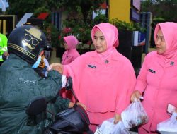Polres Bersama Bhayangkari Ngawi Bagikan Takjil di Jalan
