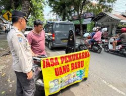 Menjelang Lebaran tahun 2025, Sat Binmas Polres Kediri melakukan Inspeksi Mendadak (Sidak) di lapak jasa penukaran uang pecahan baru