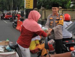 Polres Kediri Kota Berbagi Takjil Kepada Pengguna Jalan