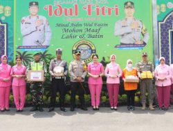 Motivasi Personel Ops Ketupat, Kapolres Kediri Kota Beserta Ketua Bhayangkari Kunjungi Pos Pam dan Pos Yan