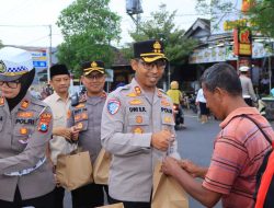 Berbagi Takjil Polres Ngawi Sosialisasikan Hotline 110 untuk Mudik Aman