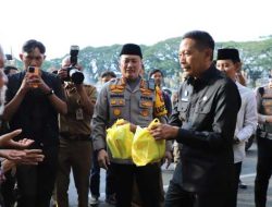 Pasca Aksi Demo Polresta Malang Kota dan Forkopimda Bersama GMNI Jatim Kerja Bakti dan Berbagi Sembako