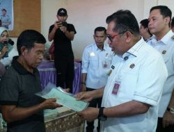 Bupati Takalar bersama Wakil Bupati Takalar Serahkan Sertifikat Tanah Untuk Rakyat Kab. Takalar