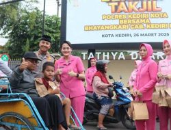 Kapolres Kediri Kota Bersama Bhayangkari Berbagi Takjil, Wujud Kepedulian di Bulan Ramadhan