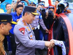 Kapolri Sapa Pemudik di Tol Kalikangkung, Sampaikan Pesan Utamakan Keselamatan