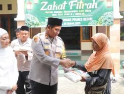 Polres Kediri Salurkan Ribuan Paket Zakat Fitrah kepada Masyarakat