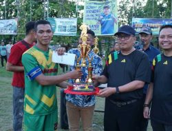 Dukung Olahraga Sepakbola, Bupati Takalar Serahkan Piala Bergilir