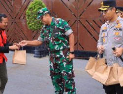 Sinergitas Polres Ngawi Bersama Kodim 0805 Gelar Ramadhan Berkah Berbagi Takjil