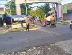 Anggota Polsek Sekaran Laksanakan Pengamanan dan Commander Wish di Pasar Miru Kecamatan Sekaran