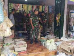 Babinsa Desa Poleng Bergerak Cepat Cegah Lonjakan Harga Sembako
