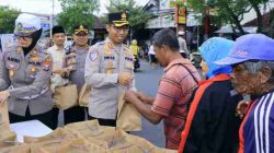 Ramadhan Berkah, Kapolres Ngawi Ikut Membagikan Takjil