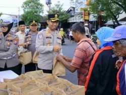 Ramadhan Berkah, Kapolres Ngawi Ikut Membagikan Takjil