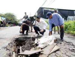 Bupati Sidoarjo Subandi Sidak Jembatan Ambles di Desa Banjarsari, Siapkan Perbaikan Permanen