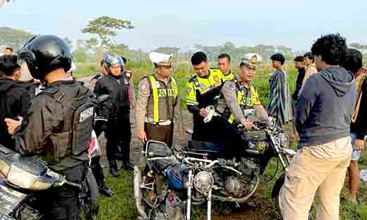 Jalanan desa manggis kediri ramai setelah sahur, polisi datang, 6 motor disita