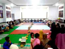 Jalin Silaturahmi, Warga Rukun Tetangga di Mulyoharjo Pemalang Gelar Bukber dan Pembagian Takjil